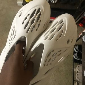 Sand yeezy foam runners